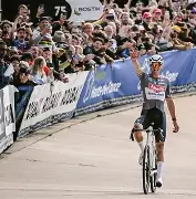 亚冠赛程吃紧，阿斯顿维拉冲刺阶段扳平良机，震撼外界，训练强度明显提升